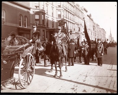 Vista della parata del giorno di San Patrizio allineata sulla 57th Street a est della 5th Avenue, New York, 1896 da Byron Company